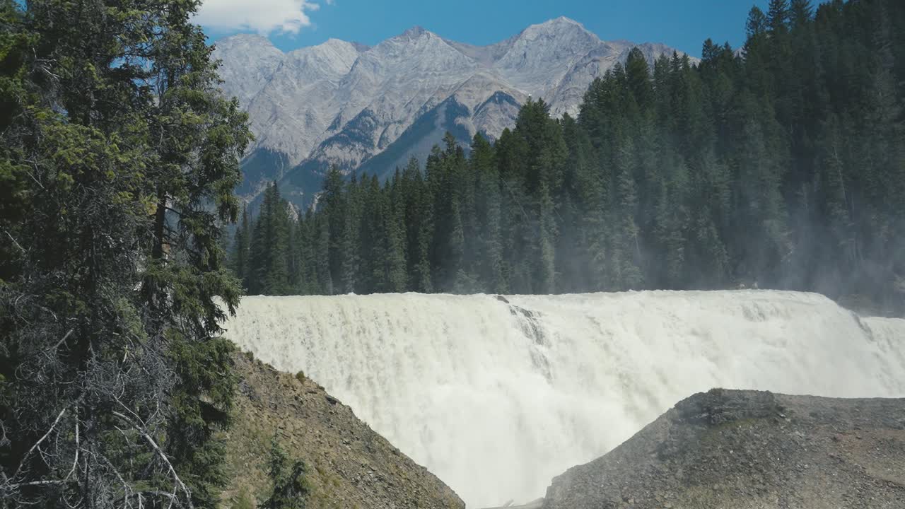 una vista cinematográfica de las cataratas de wapta en el parque nacional de yoho en canadá