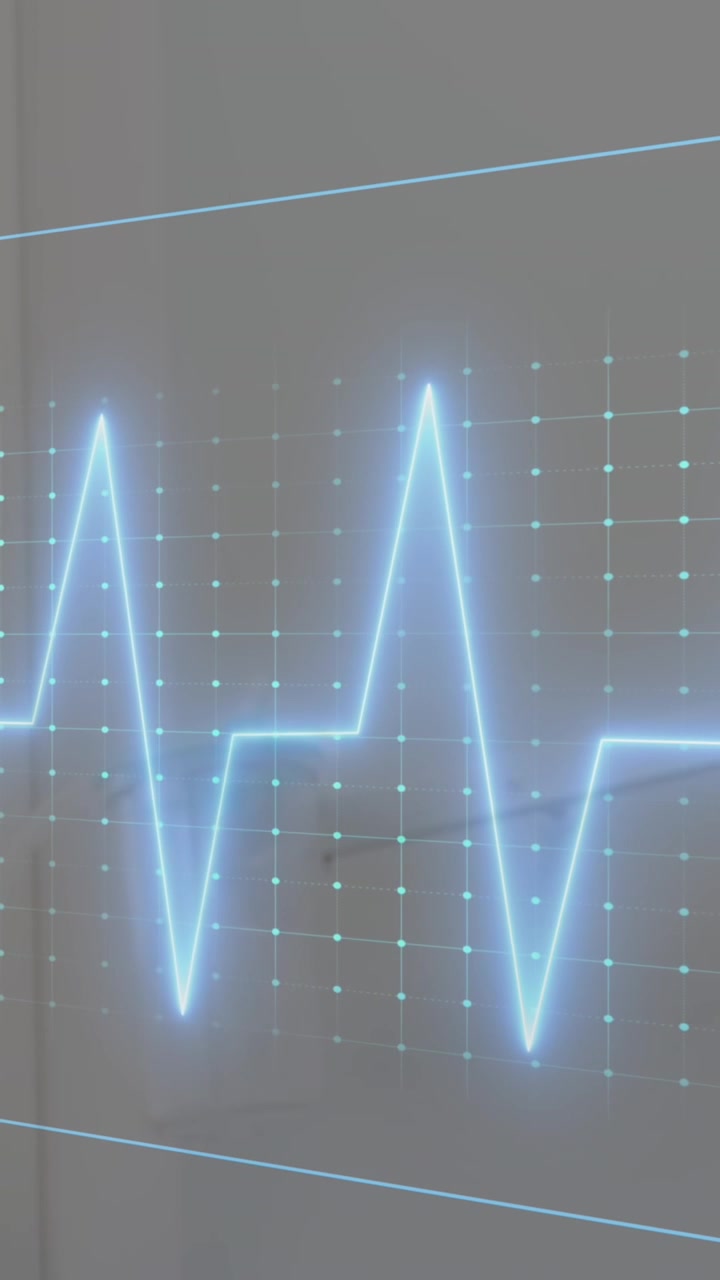 Animazione del monitoraggio della frequenza cardiaca su un medico uomo di etnia diversa che esamina una paziente donna in ospedale.