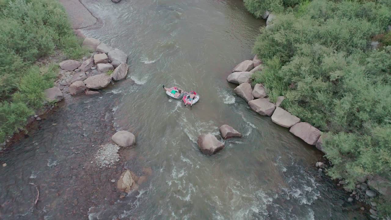 vista aérea de personas bajando un río glaciar en tubos en colorado springs