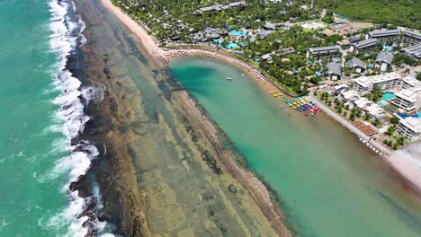 High-Wall-Beach-En-Port-Of-Chickens-Beach-En-Pernambuco,-Brasil