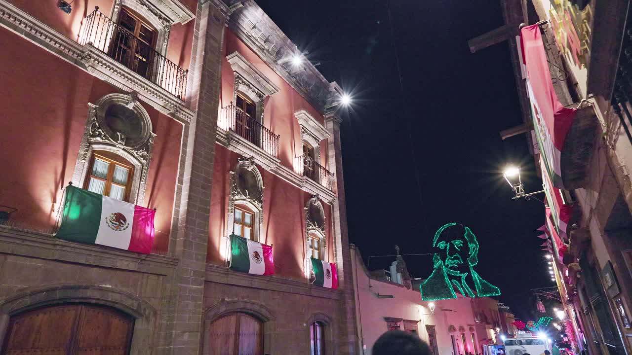 casa del mayorazgo decorará con el rostro de miguel hidalgo hecho con luces para las celebraciones del día de la independencia por la noche
