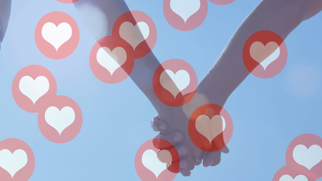 손을 잡고 있는 커플의 중간 부분에 대해 떠다니는 여러 개의 심장 아이콘
