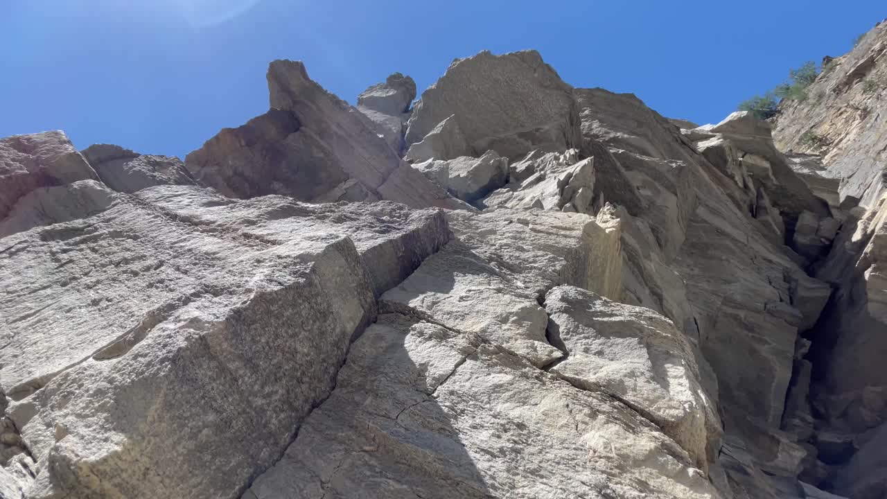 primer plano extremo de rocas estratificadas en las montañas del valle de spiti en himachal pradesh, india
