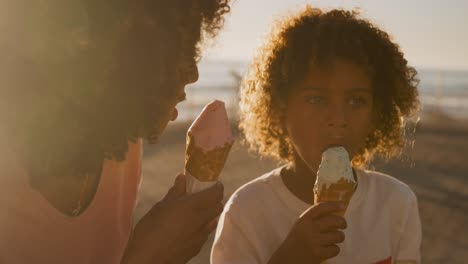 madre e hijo comiendo helado con el mar en el fondo
