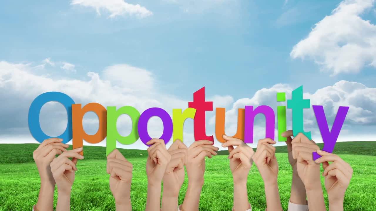 기회를 들고 있는 손