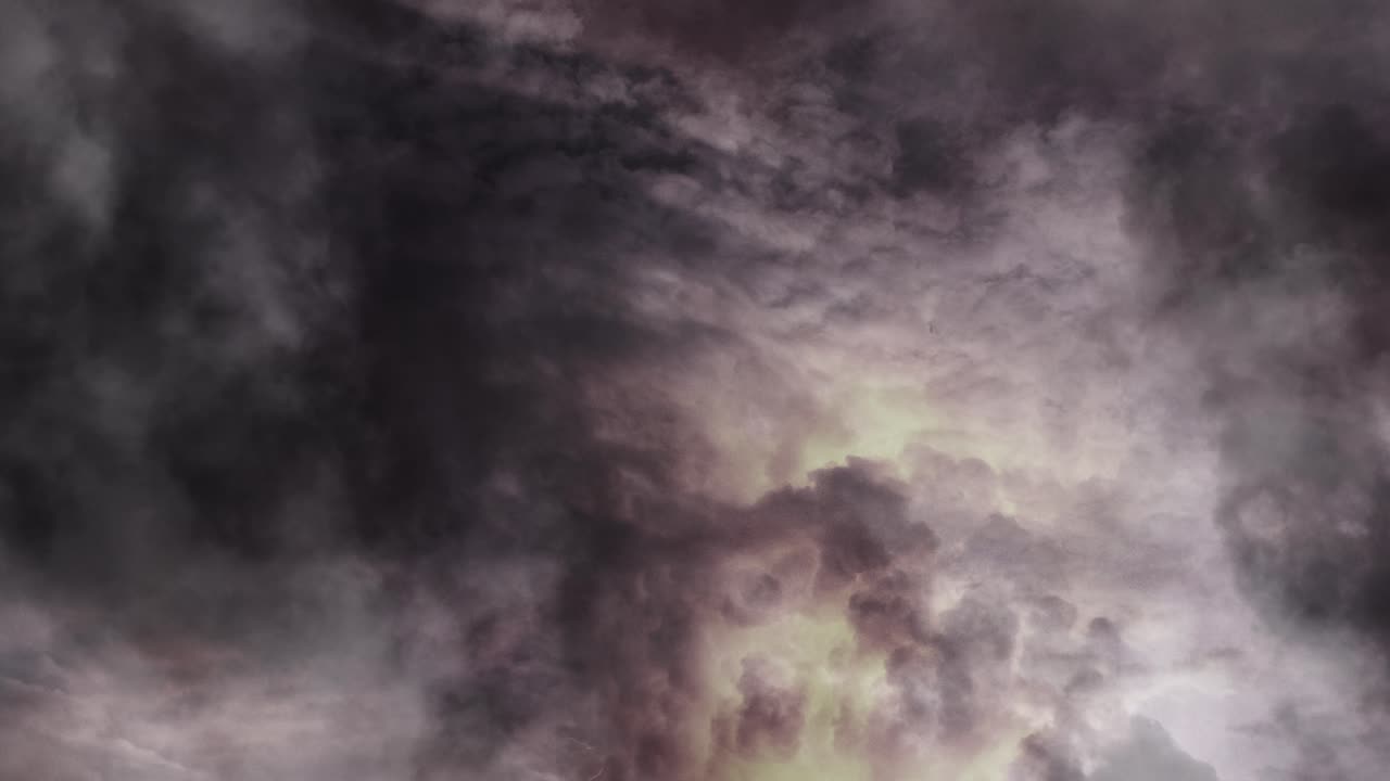 nubes naranjas oscuras moviéndose sobre el cielo