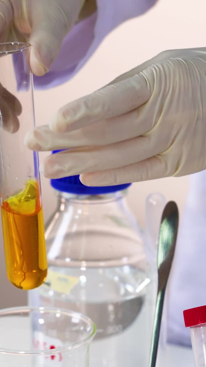 el científico lleva a cabo un experimento de bromotimol azul