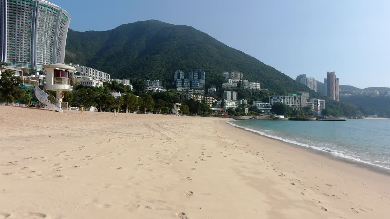 covid19 잠금 지침, 항공 보기로 인해 홍콩의 빈 공용 해변