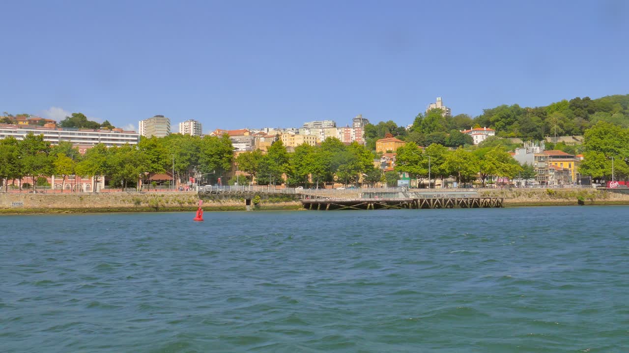 포르투갈 의 포르투 시 근처 의 도우로 강 에서  ⁇ 빛 이 있는 날 에 보트 여행