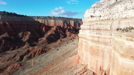 Luftflug-Entlang-Der-Hoch-Aufragenden-Klippenwand-In-Die-Rote-Schlucht-Von-Teruel