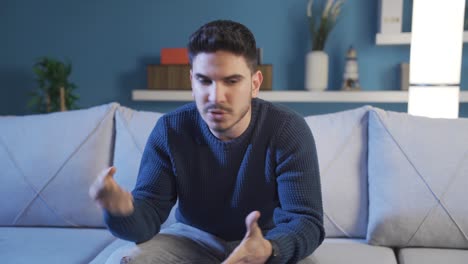 el hombre infeliz y deprimido está enojado y no se siente bien en casa.