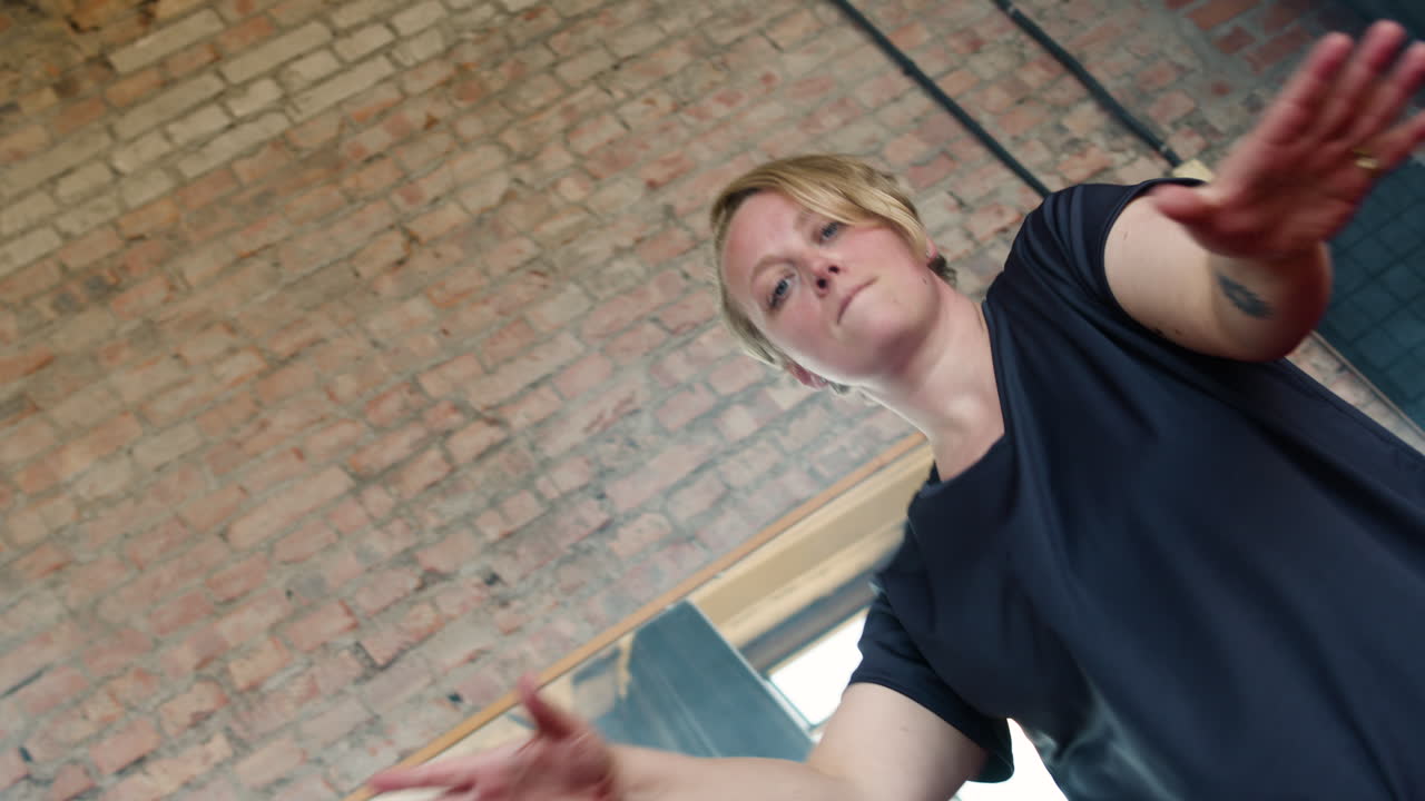 실내에서 춤을 추는 여자