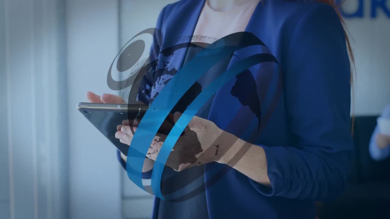 animación del procesamiento de datos financieros sobre una mujer de negocios caucásica que usa una tableta