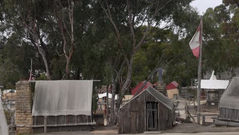 viejas cabañas de madera y bandera en la colina soberana