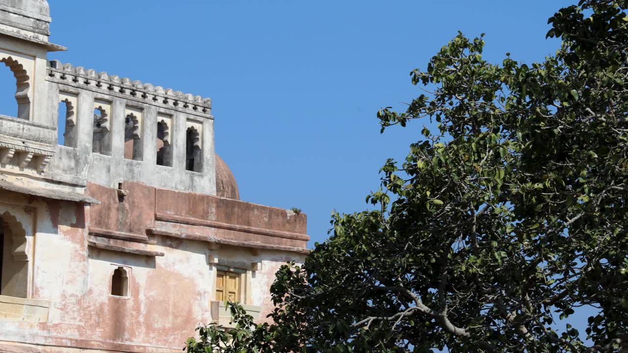 antiguo fuerte aislado arquitectura única con cielo azul brillante por la mañana el video se toma en el fuerte de kumbhal kumbhalgarh rajasthan india