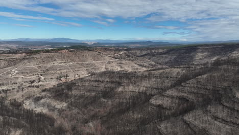 vista aérea de colinas secas y quemadas en un día soleado