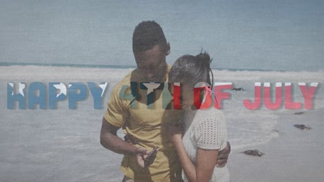 animación del texto día de la independencia sobre una pareja afroamericana tomando fotos en la playa