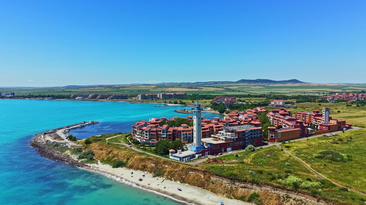 Yazın Güneşli Bir Günde Bulgaristan'da Deniz Feneri ve Mavi Sulara Sahip Bir Sahil Beldesinin Görünümü
