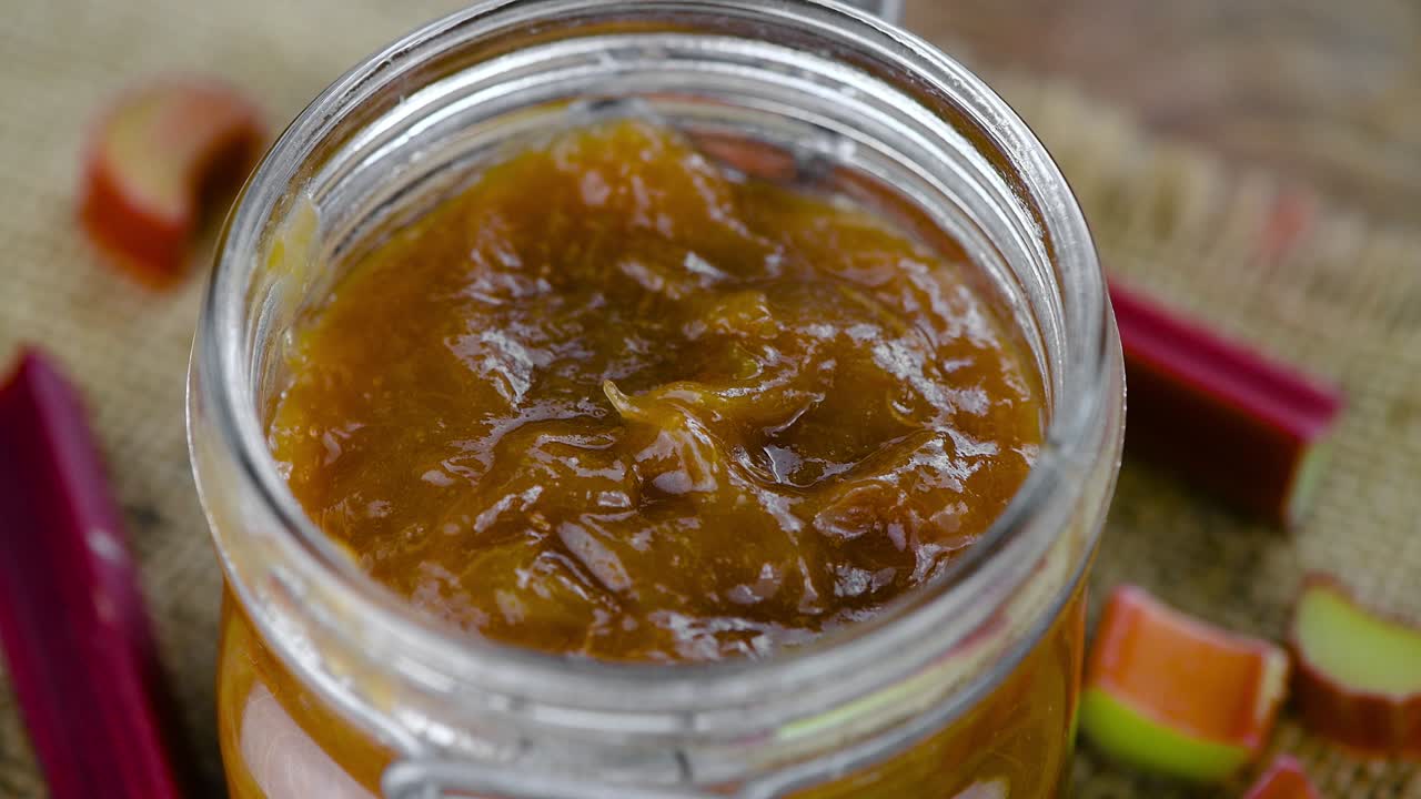 mermelada de ruibarbo casera en una placa giratoria (con bucle sin costuras)