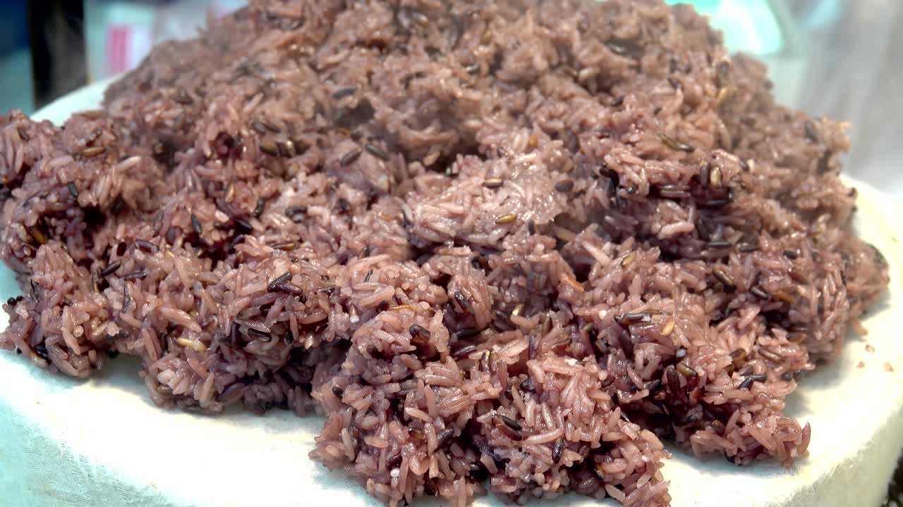 comida tailandesa de la calle, arroz pegajoso negro en tela blanca