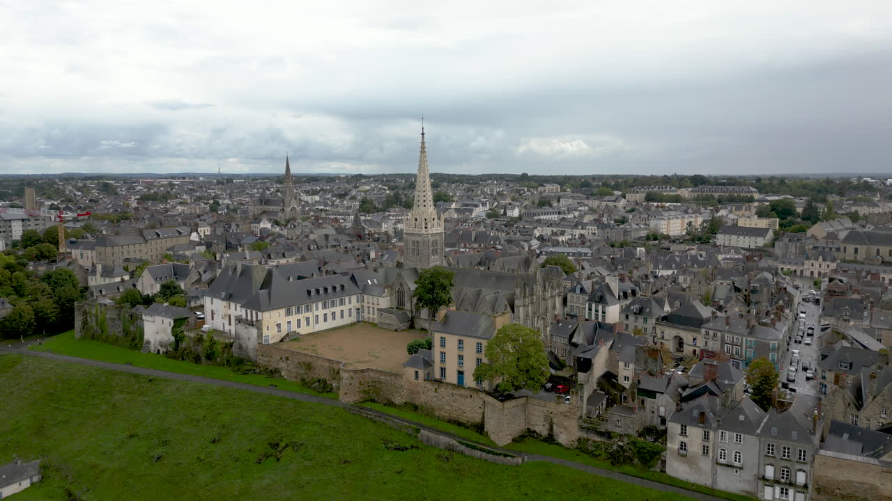 노트르담 교회가 있는 유리체 도시 풍경, 프랑스 브리타니
