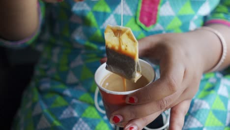 Chica-Irreconocible-Mojando-Bolsita-De-Té-En-Taza,-Tiro-De-Cerca-En-Cámara-Lenta