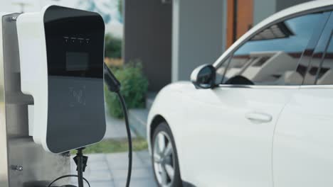 concepto progresivo de estación de carga en el hogar que proporciona energía limpia para coches eléctricos.