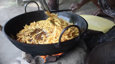 Ein-Mann,-Der-Mit-Einem-Siebskimmer-Indische-Straßensnacks-In-Einer-Fairen,-Langsamen-Bewegung-Brät