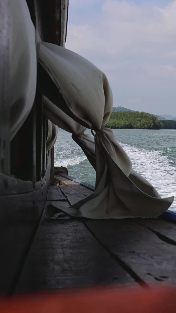 울창한 초록색으로 물 위의 조용한 여행