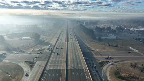 Antena-Sobre-La-Autopista-Interestatal-Cubierta-De-Humo-De-Incendios-Forestales,-Smog-Y-Niebla