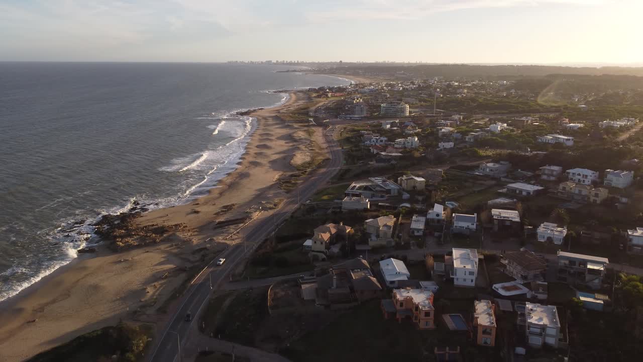 sobrevuelo aéreo playa de arena dorada de punta del este con hermoso océano a la hora dorada
