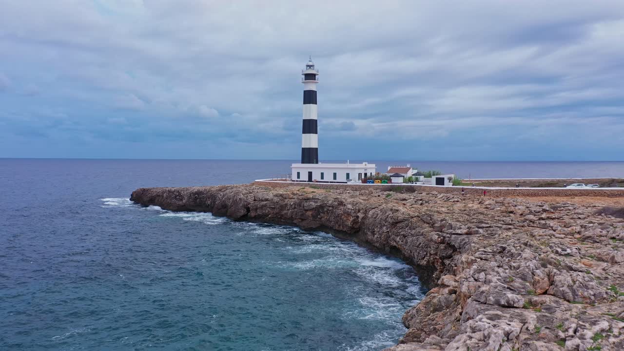 vuelo aéreo a lo largo de la costa del mar mediterráneo con acantilados rocosos