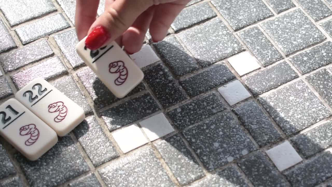 피코미노 게임의 타일을 놓고 있습니다.