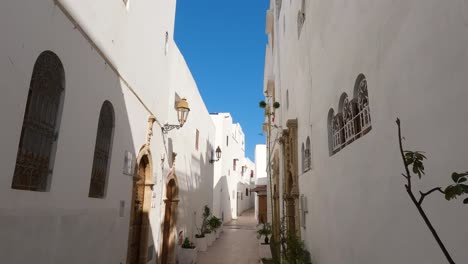 Callejón-Tranquilo-En-La-Kasbah-De-Los-Udayas,-Rabat,-Con-Una-Serena-Arquitectura-Blanca
