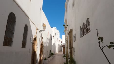 Ruhige-Gasse-In-Der-Kasbah-Der-Udayas,-Rabat,-Mit-Ruhiger-Weißer-Architektur