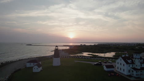 vista aérea al atardecer de la costa y el faro en la bahía de naragansett, rhode island