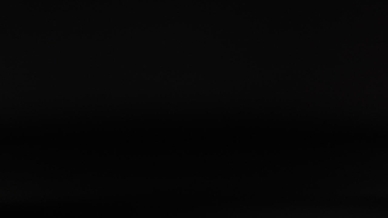 una pelota de tenis de mesa se mueve a través de los marcos