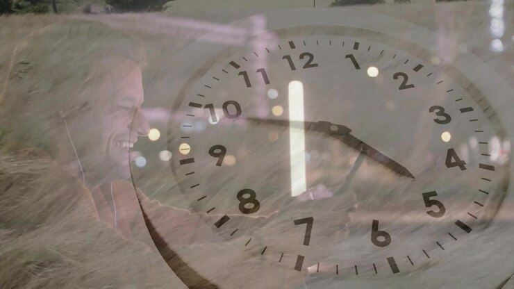 Uomo che tocca l'auricolare, reagendo all'avvio dell'audio, mentre lancette di orologio trasparenti avanzano in un contesto tecnologico.
