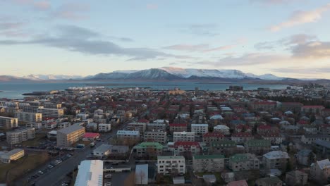 widok z lotu ptaka nad nordycką stolicą islandii reykjavik, bokiem dolly, zachód słońca