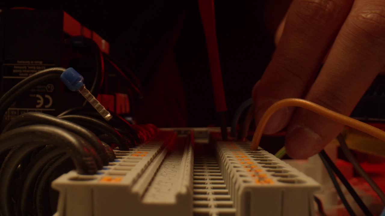 스크루드라이버를 사용하여 와이어 스위치를 수리하는 전기 기사