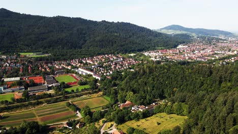 Obtenga-Una-Vista-Panorámica-Del-Vibrante-Paisaje-Urbano-Y-Los-Exuberantes-Parques-De-Friburgo-De-Brisgovia,-Con-Imágenes-De-Drones-Que-Muestran-Campos-De-Fútbol-Donde-Los-Lugareños-Se-Reúnen-Para-Disputar-Animados-Partidos-Bajo-El-Sol.