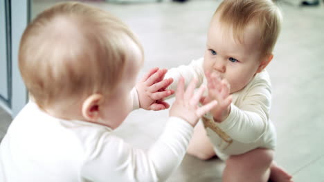 Wunderschöner-Baby-Spiegel.-Süßes-Kleines-Kind,-Das-Sich-Selbst-Sieht.-Glückliche-Kindheit