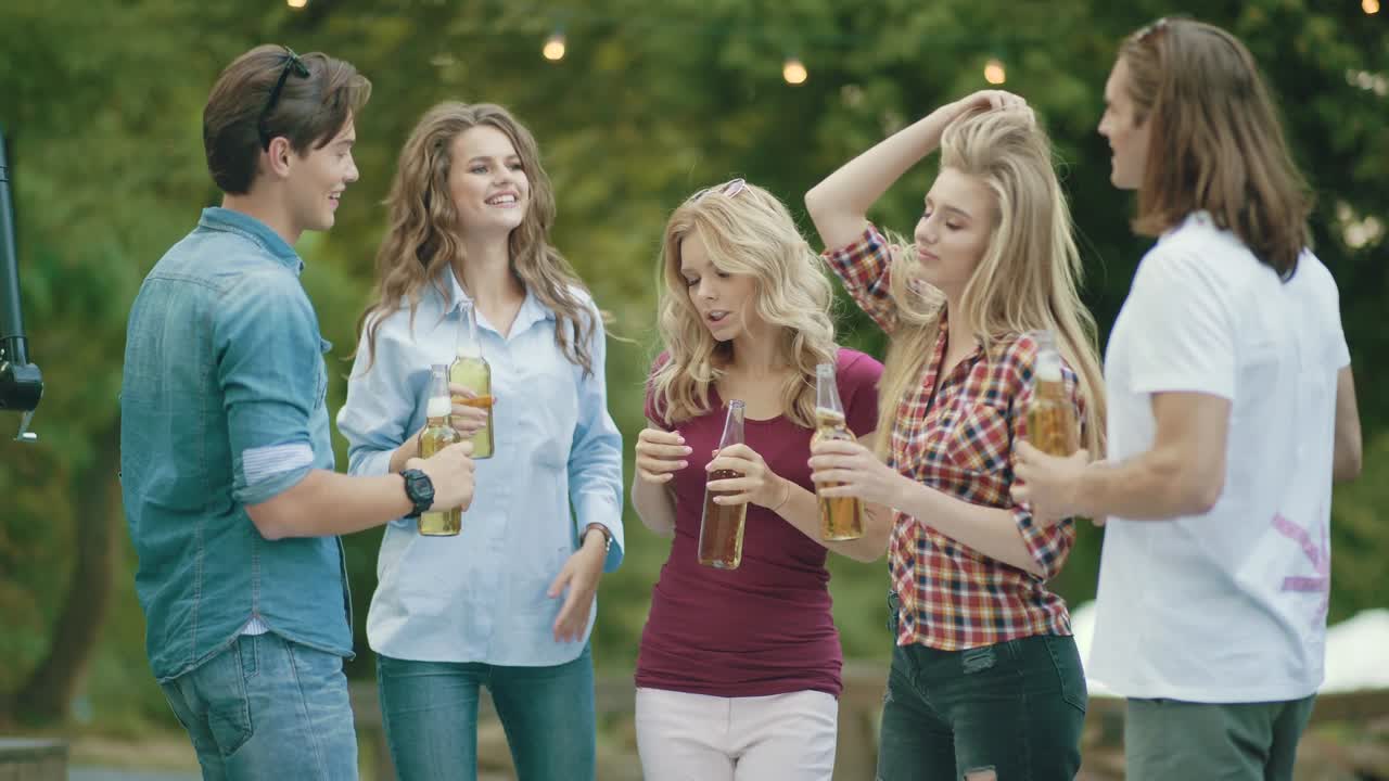 파티, 행복한 친구들이 야외에서 춤추고 술을 마시고