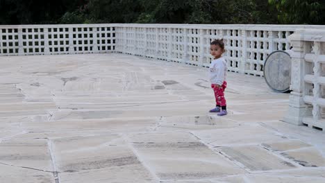 Expresión-Inocente-De-Un-Niño-Lindo-En-El-Patio-Del-Templo-Durante-El-Día-Desde-Una-Perspectiva-única