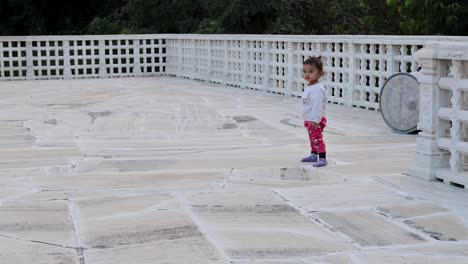 una expresión inocente de un niño lindo en el patio del templo durante el día desde una perspectiva única