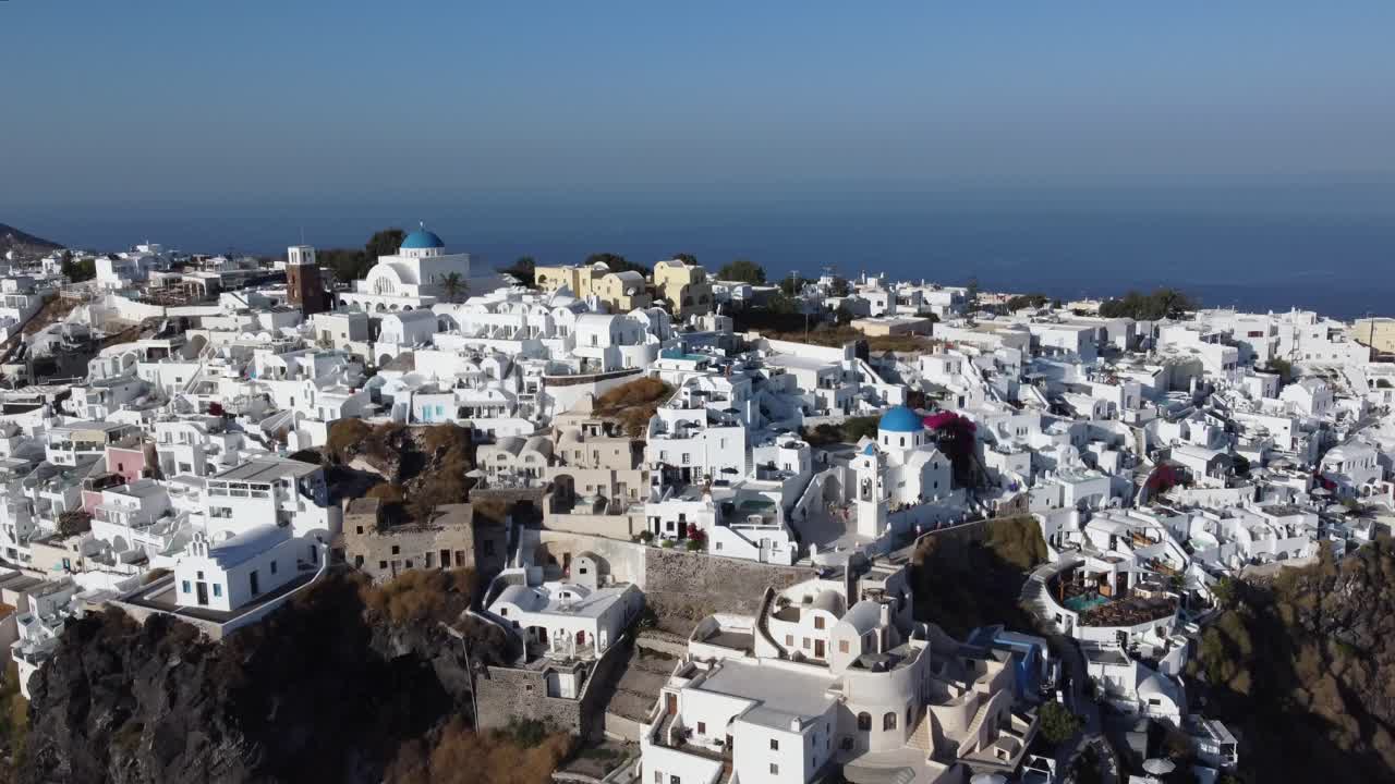 isla de santorini tradicional famoso clásico casas blancas a la orilla del acantilado con vistas al mar mediterráneo