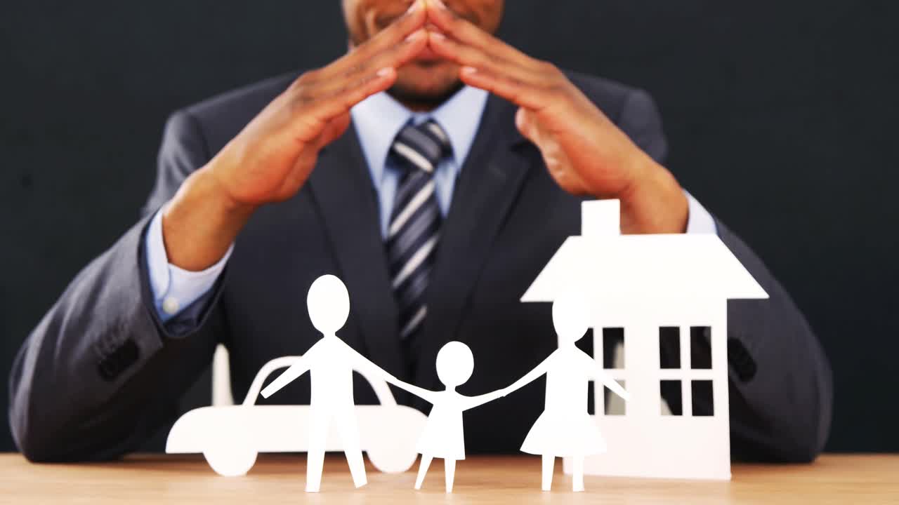 손의 보호와 함께 절단 된 종이 사슬 가족과 함께 사업가의 중간 섹션