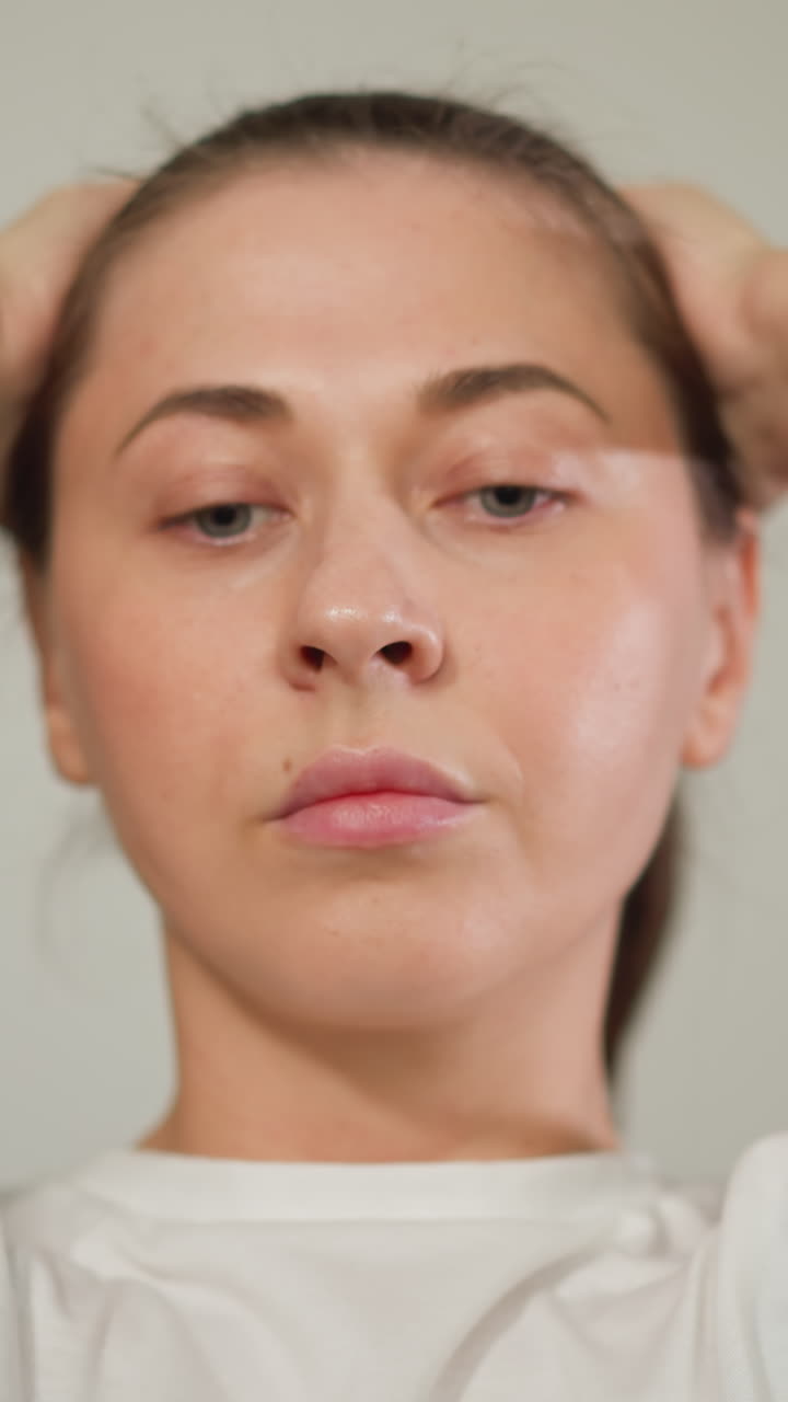 mujer molesta sostiene la cabeza de pie en la habitación de primer plano. señora preocupada agarra la cabeza pensando en los problemas solos en casa. manejo de emociones dañinas