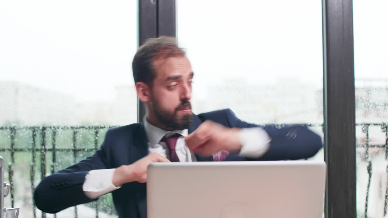 Uomo d'affari stanco che si allunga in ufficio