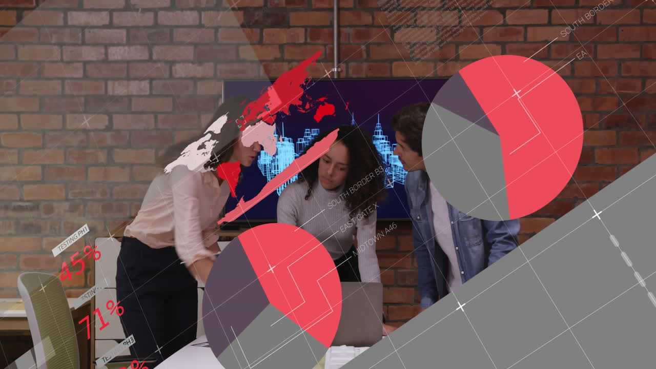 다양한 건축가들이 사무실의 노트북에서 블루프린트를 논의하는 인포그래픽 인터페이스의 애니메이션